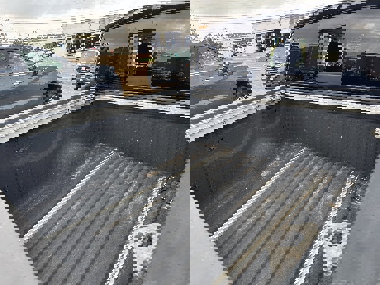 Used 2018 Nissan Titan SV w/ SV Convenience Package image 6