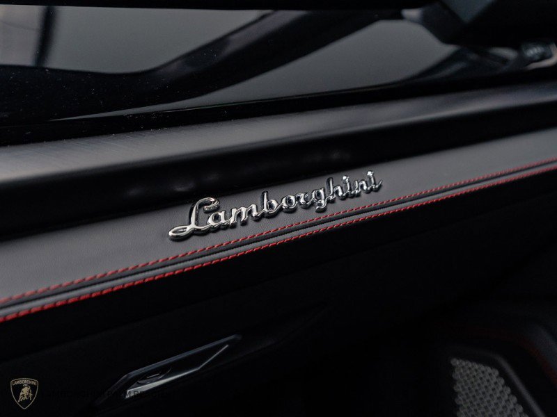 Used 2025 Lamborghini Urus SE image 12