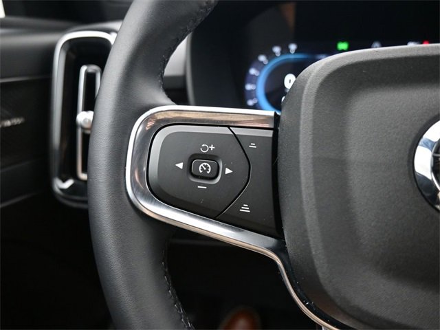 Used 2024 Volvo XC40 B5 Plus image 24