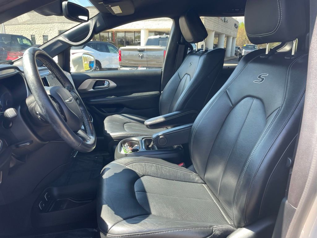 Used 2020 Chrysler Pacifica Touring-L w/ Advanced Safetytec Group image 2