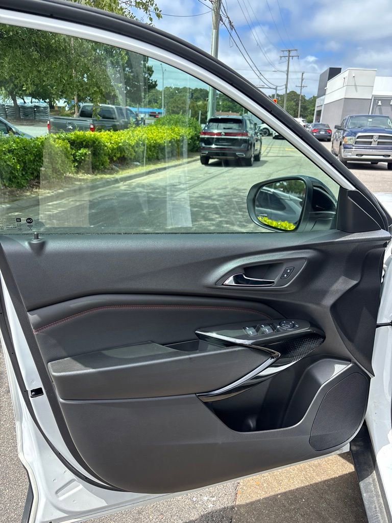 Used 2025 Chevrolet Trax RS FWD image 13