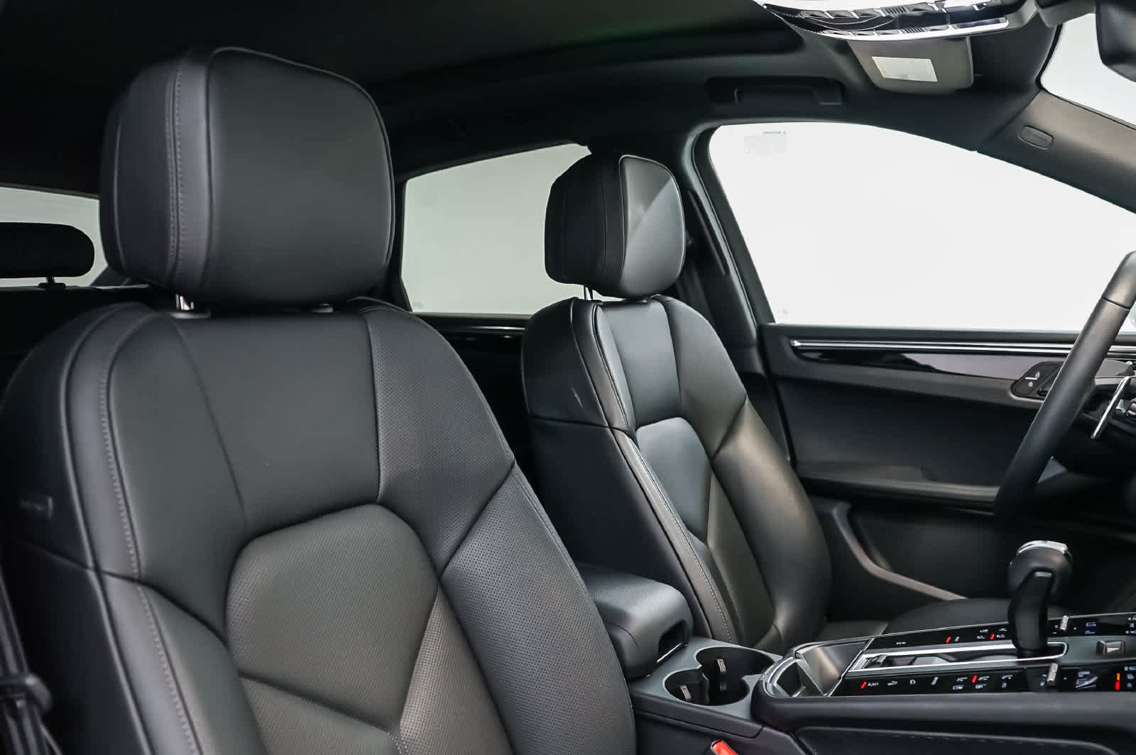 Certified 2026 Porsche Macan AWD/4WD image 17