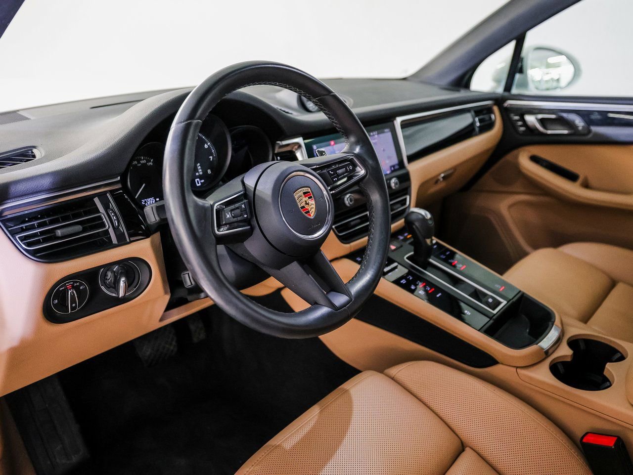 Certified 2023 Porsche Macan image 4