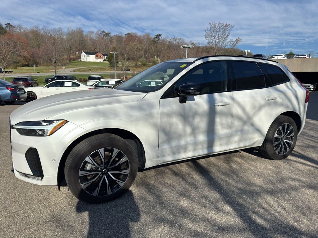 Used 2025 Volvo XC60 B5 Plus image 4