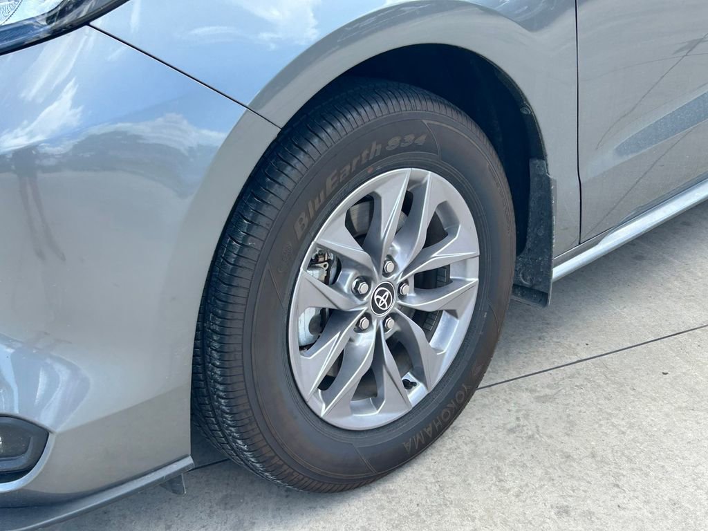 Used 2026 Toyota Sienna XLE FWD image 9