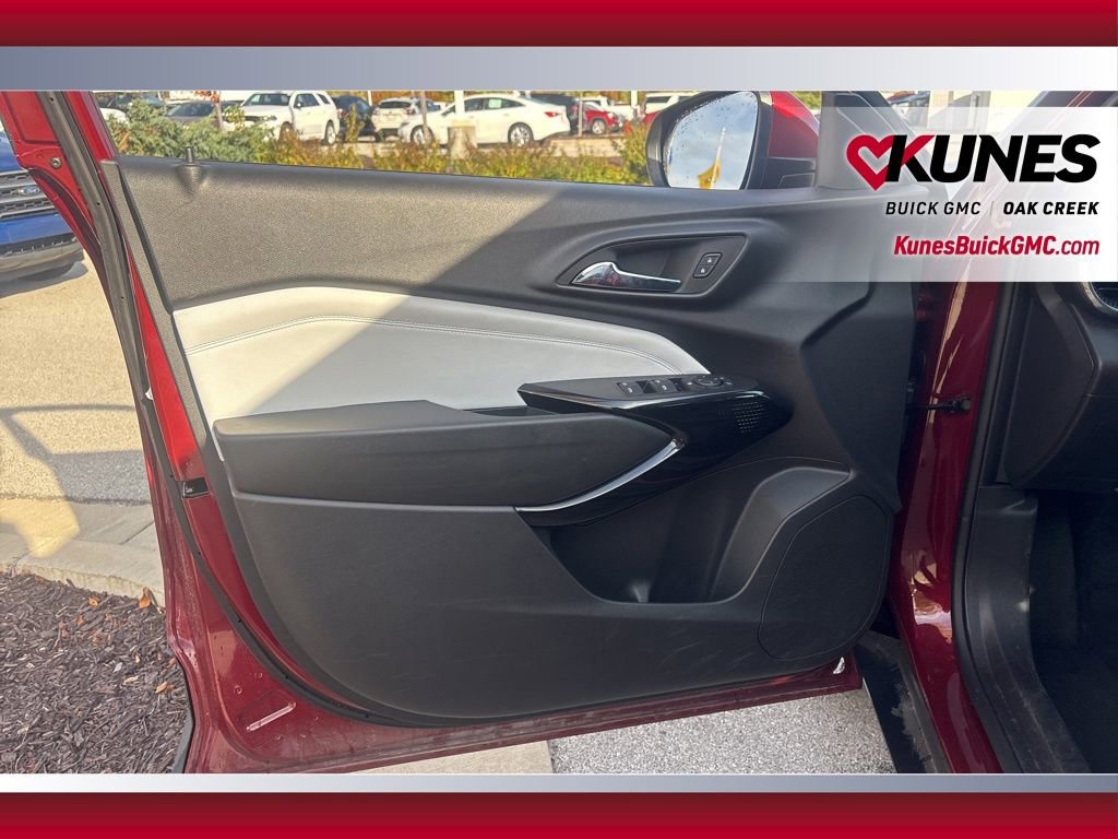 Used 2025 Chevrolet Trax LT image 8