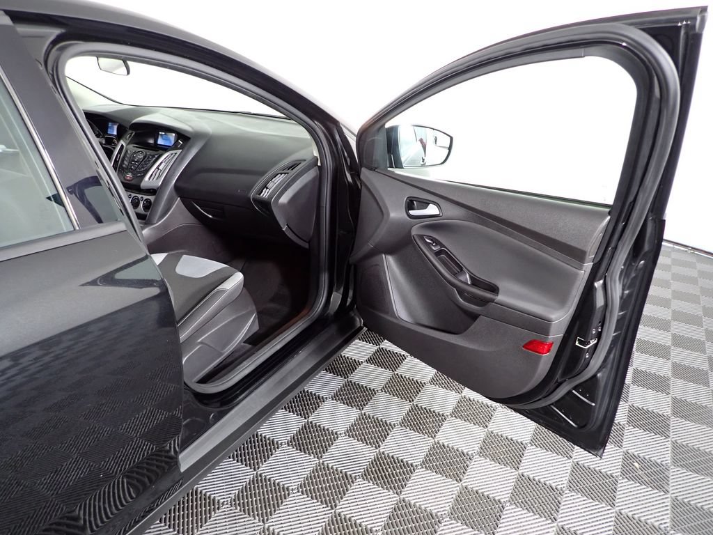 Used 2014 Ford Focus SE w/ SE Sport Package FWD image 34