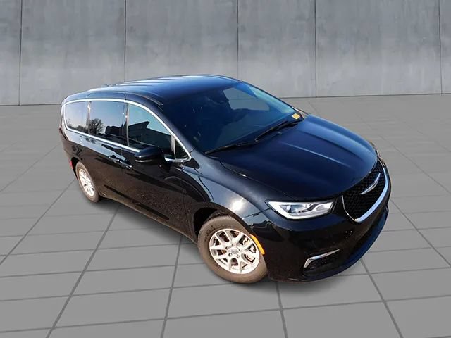 Used 2025 Chrysler Pacifica Select FWD image 2