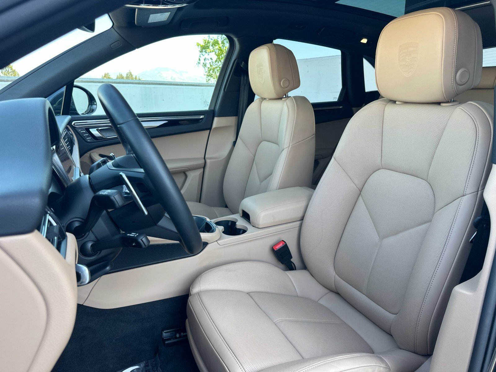 Certified 2025 Porsche Macan image 5