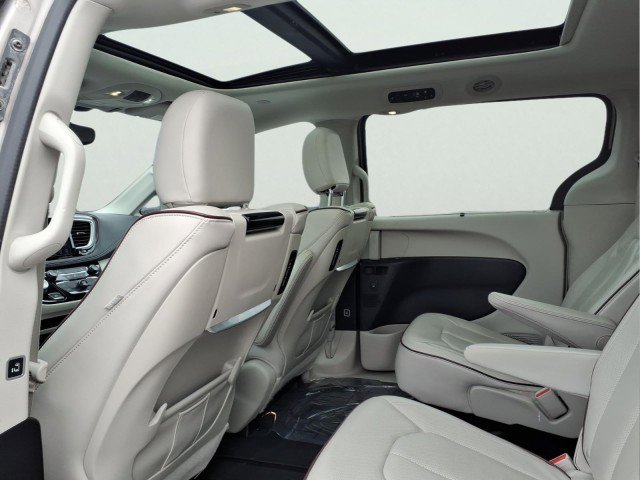 Used 2017 Chrysler Pacifica Limited w/ UConnect Theater Package image 11