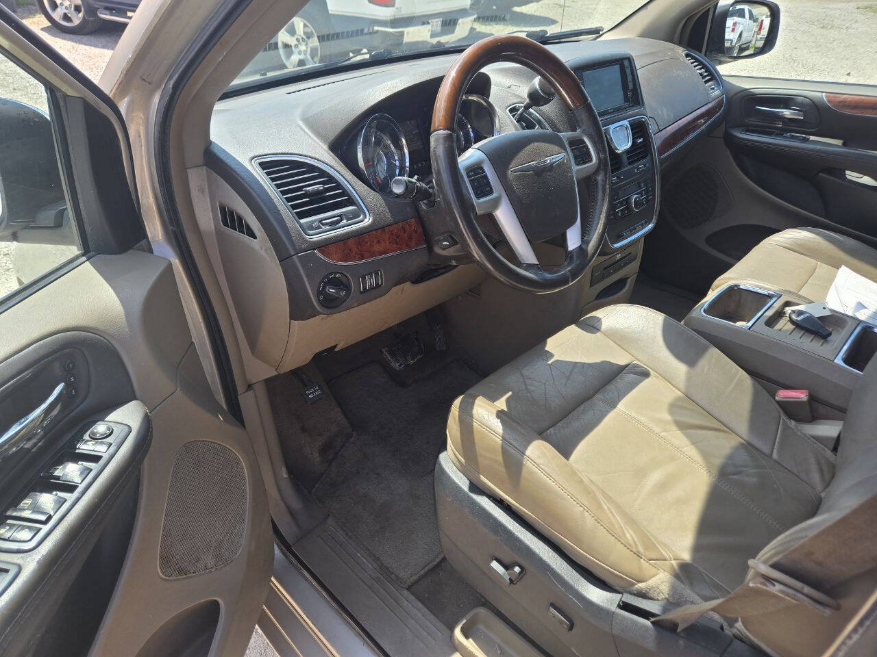 Used 2015 Chrysler Town & Country Limited Platinum FWD image 7