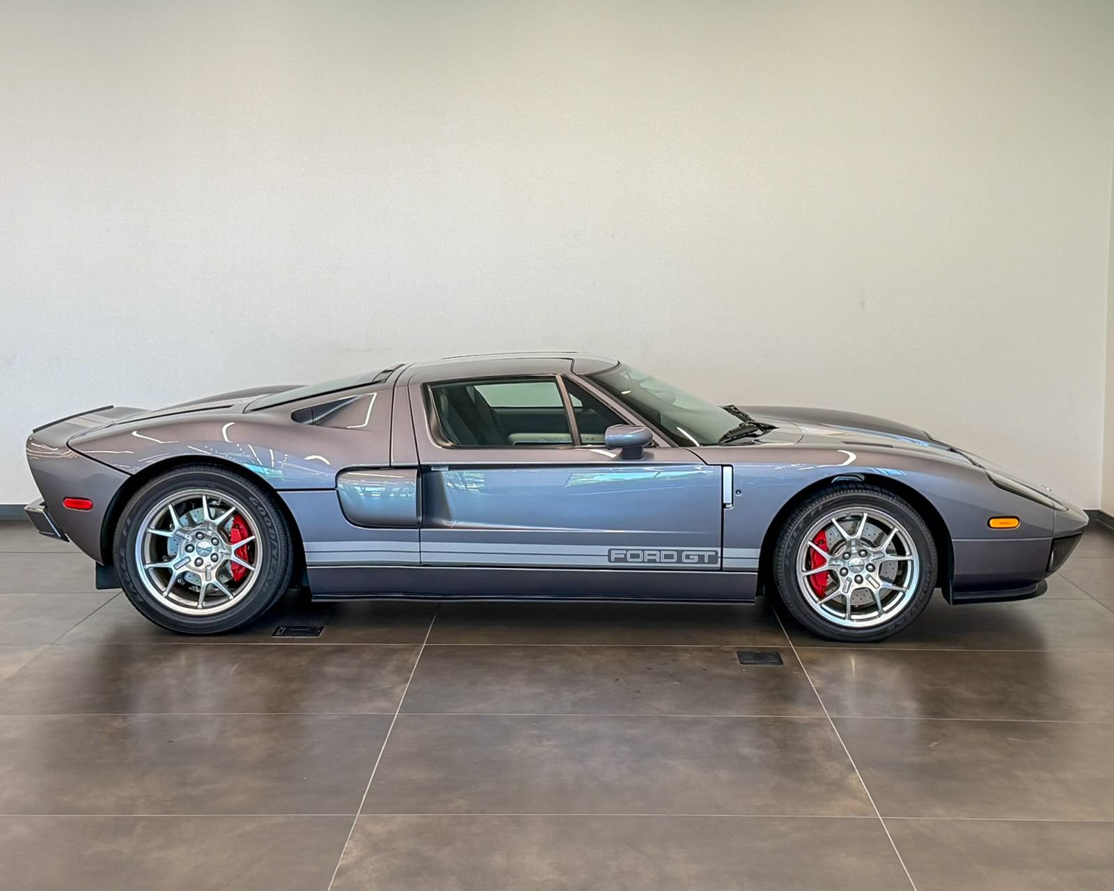 Used 2006 Ford GT RWD image 4