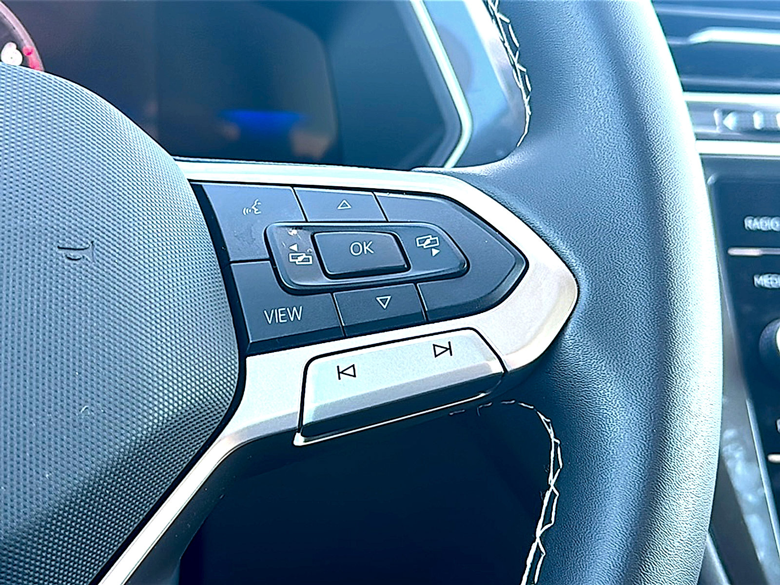 Used 2024 Volkswagen Tiguan SE w/ Panoramic Sunroof Package image 27