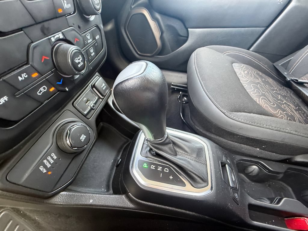 Used 2023 Jeep Renegade Latitude AWD/4WD image 30