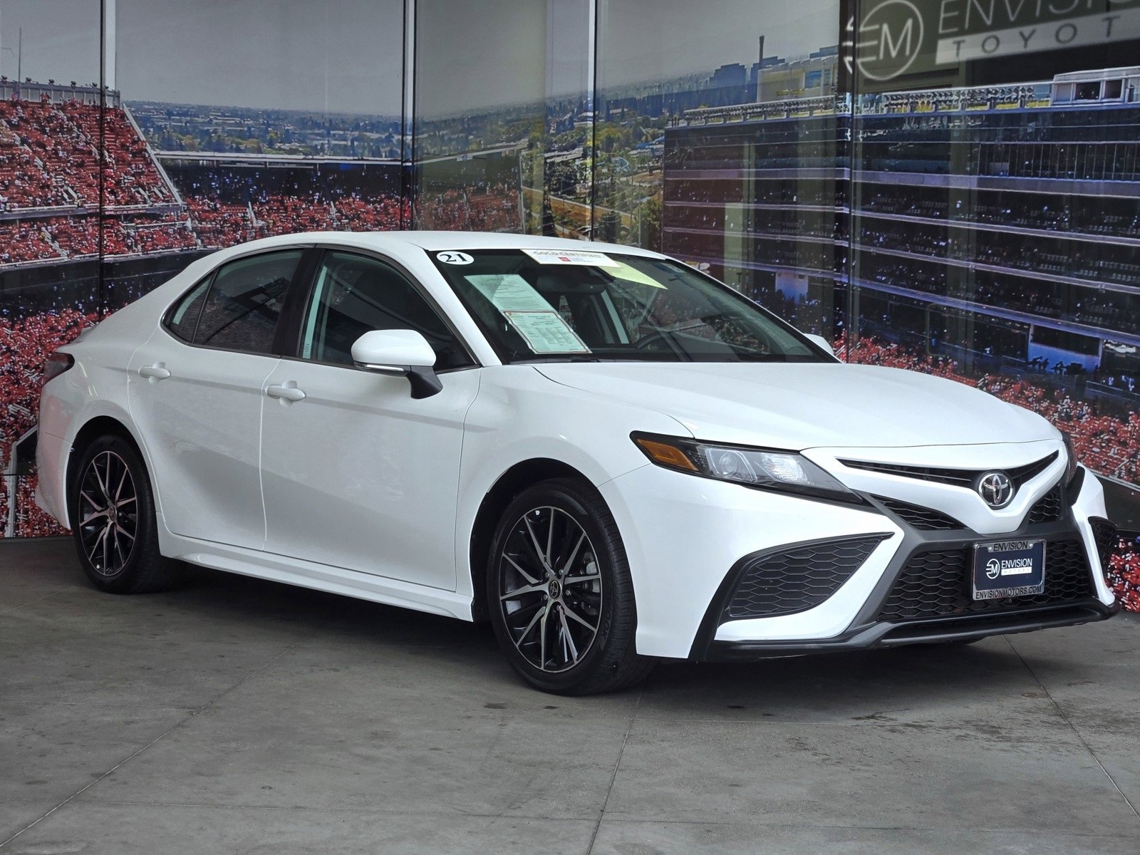 Certified 2021 Toyota Camry SE image 1