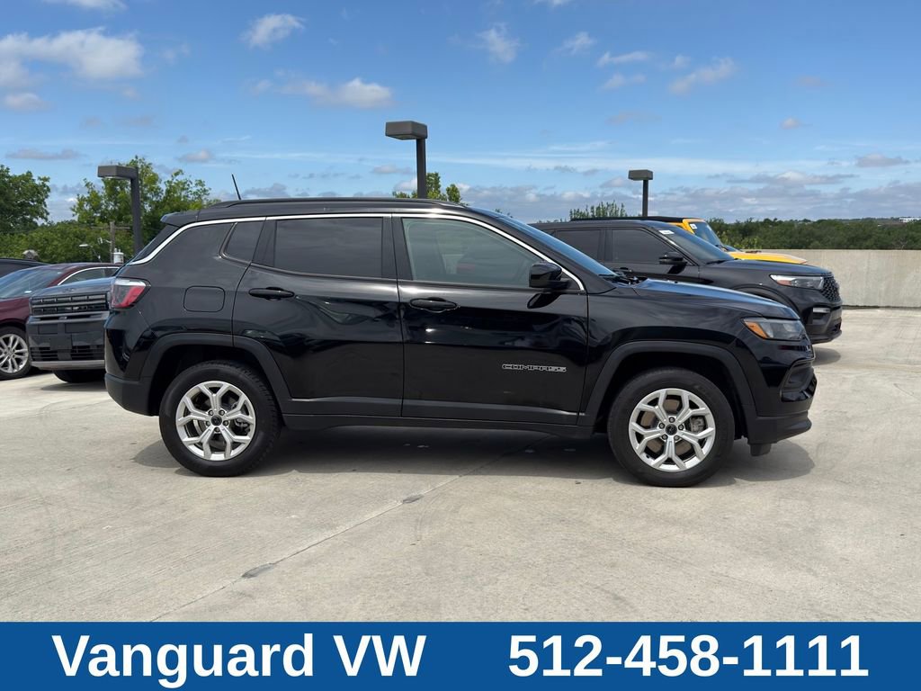 Used 2025 Jeep Compass Latitude w/ Convenience Group AWD/4WD image 8