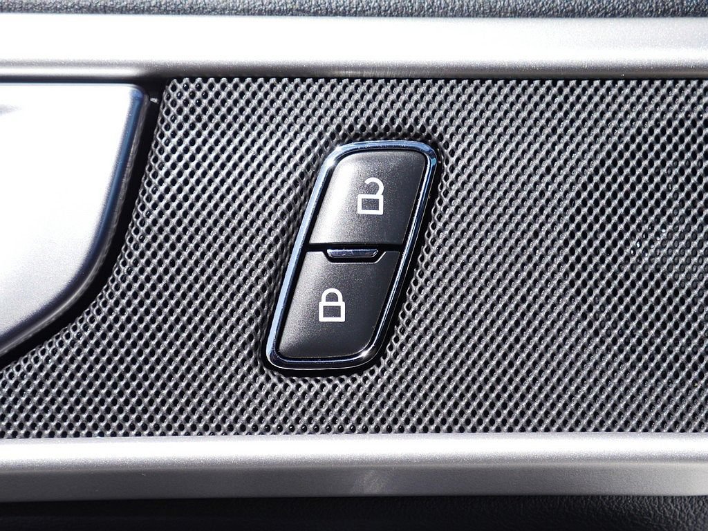Used 2020 Ford Explorer XLT w/ Equipment Group 202A AWD/4WD image 28