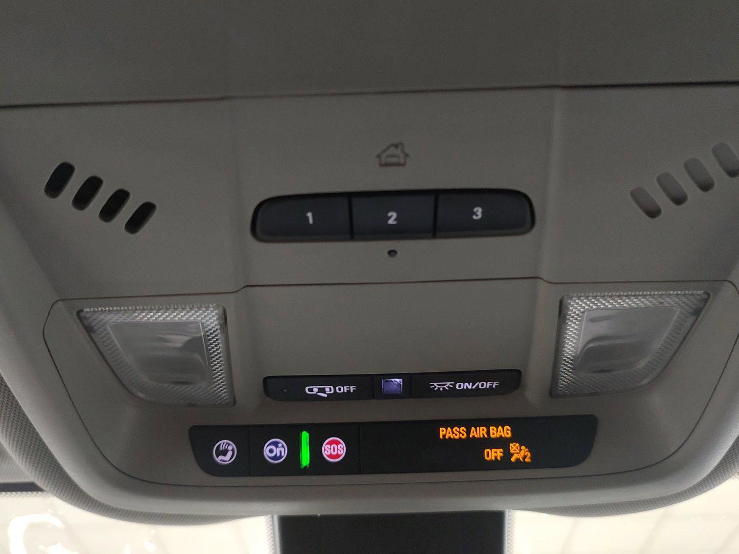 Used 2020 Chevrolet Equinox LT w/ Driver Convenience Package image 8