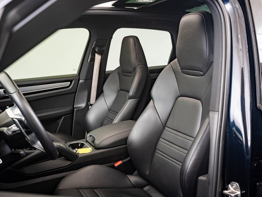 Used 2023 Porsche Cayenne Platinum Edition image 5