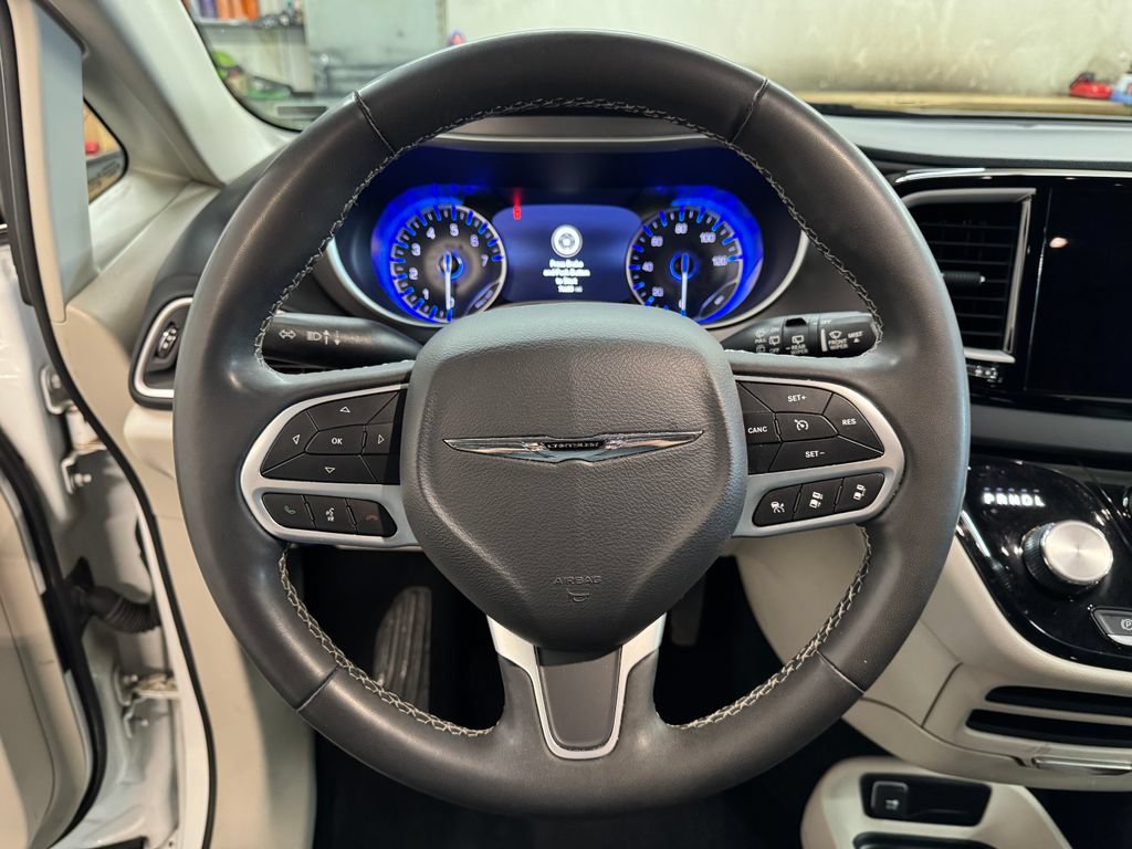 Used 2023 Chrysler Pacifica Touring-L FWD image 18
