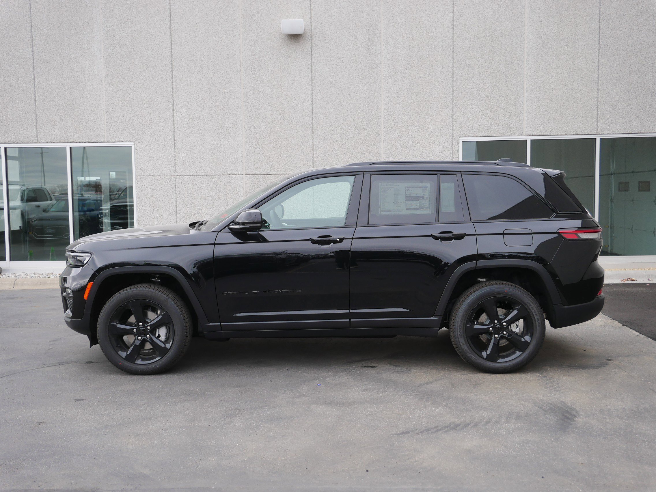 New 2025 Jeep Grand Cherokee Limited image 3