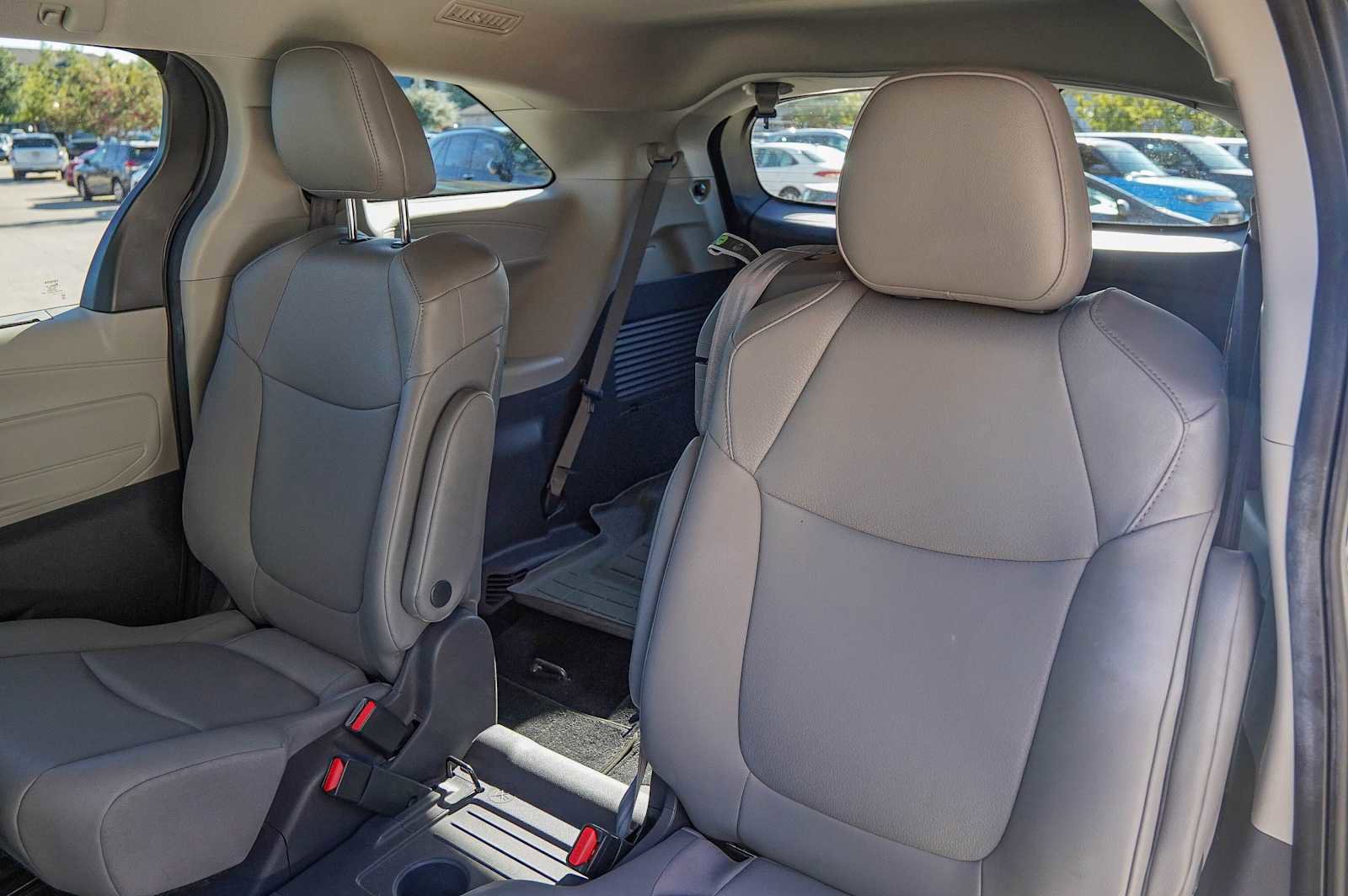 Used 2021 Toyota Sienna XLE image 29