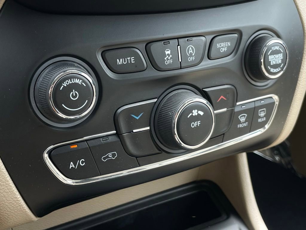 Used 2019 Jeep Cherokee Latitude w/ Popular Appearance Group FWD image 19