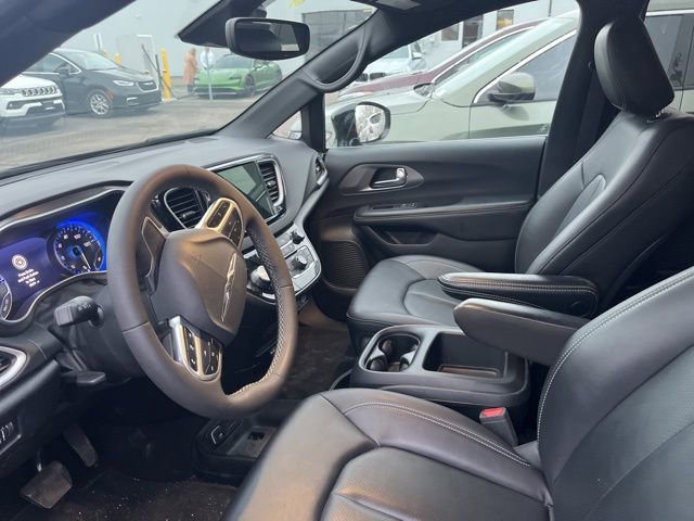 Used 2025 Chrysler Pacifica Select image 12