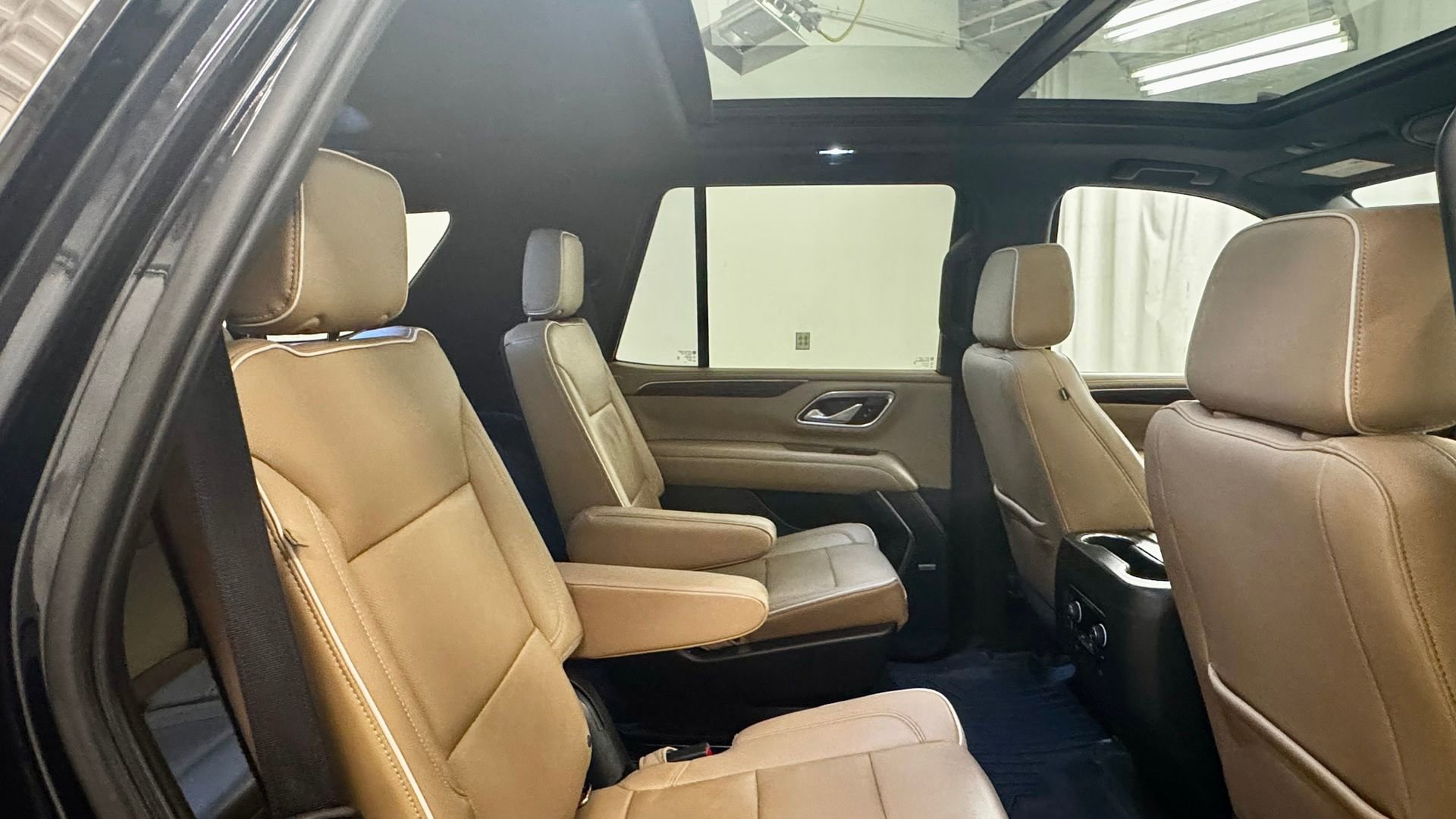 Used 2021 Chevrolet Tahoe Premier w/ Premium Package RWD image 12