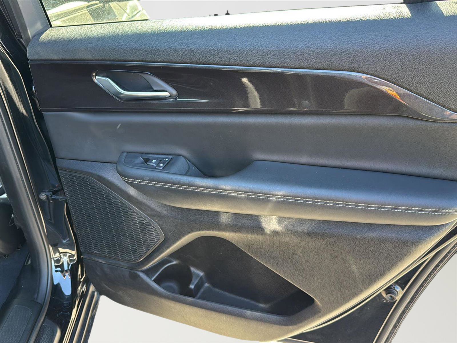 Used 2023 Jeep Grand Cherokee L Laredo image 32