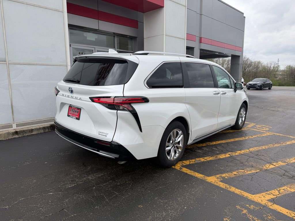 Used 2023 Toyota Sienna Limited image 5
