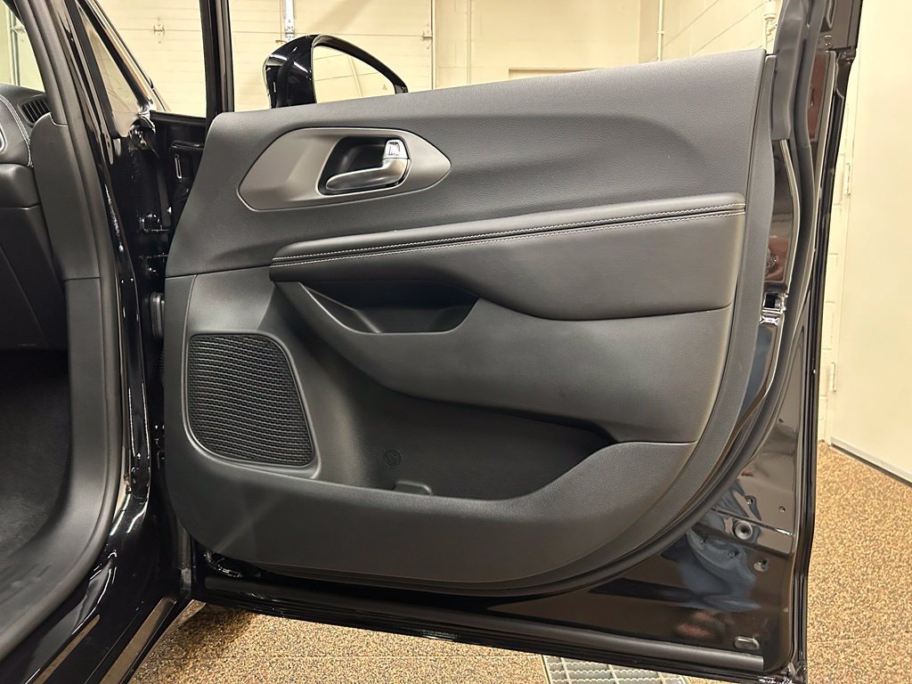 New 2027 Chrysler Pacifica Limited FWD image 16
