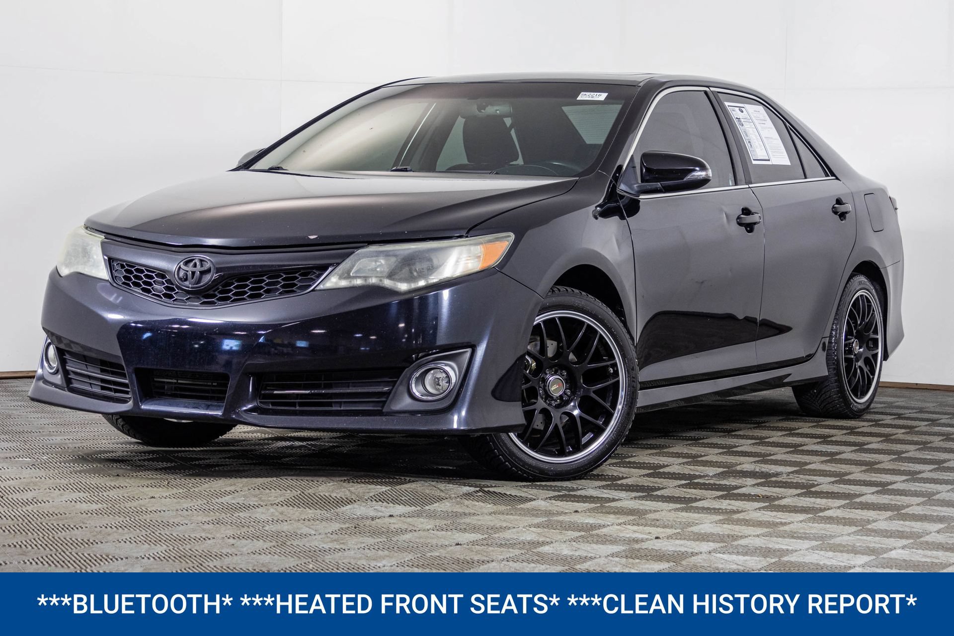 Used 2012 Toyota Camry SE w/ Leather Pkg FWD image 2