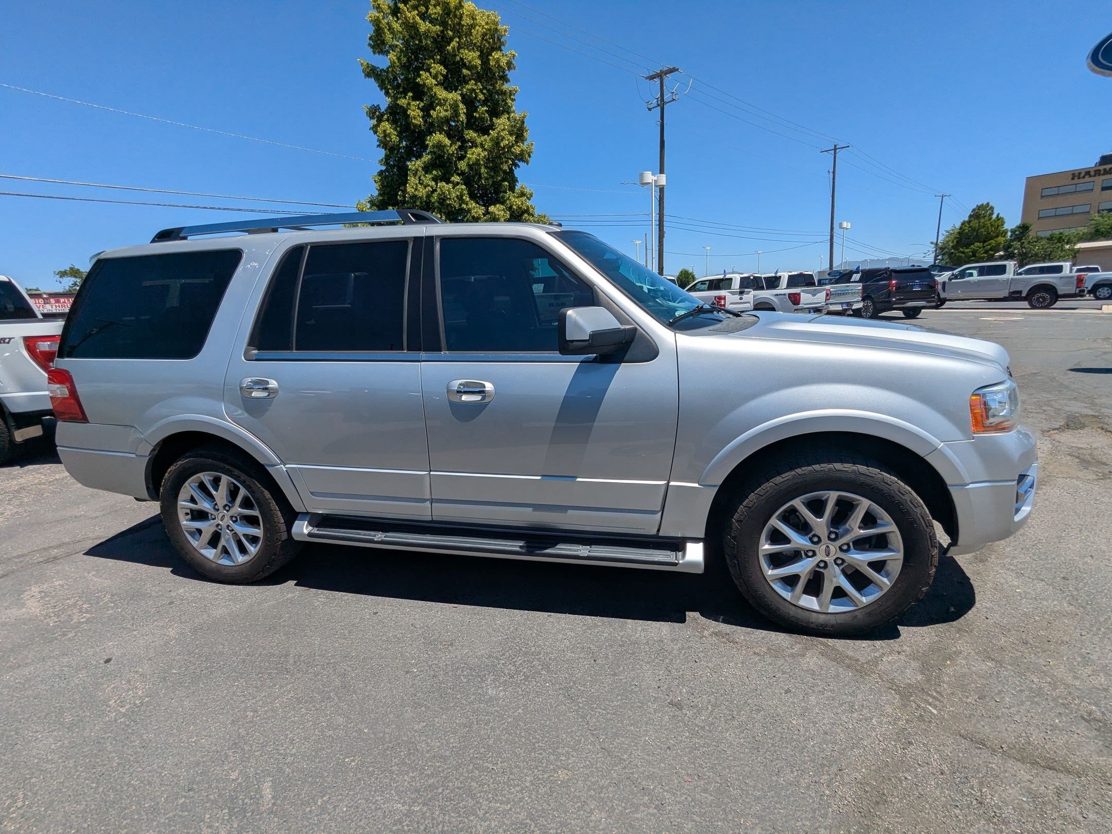 Used 2016 Ford Expedition Limited AWD/4WD image 2