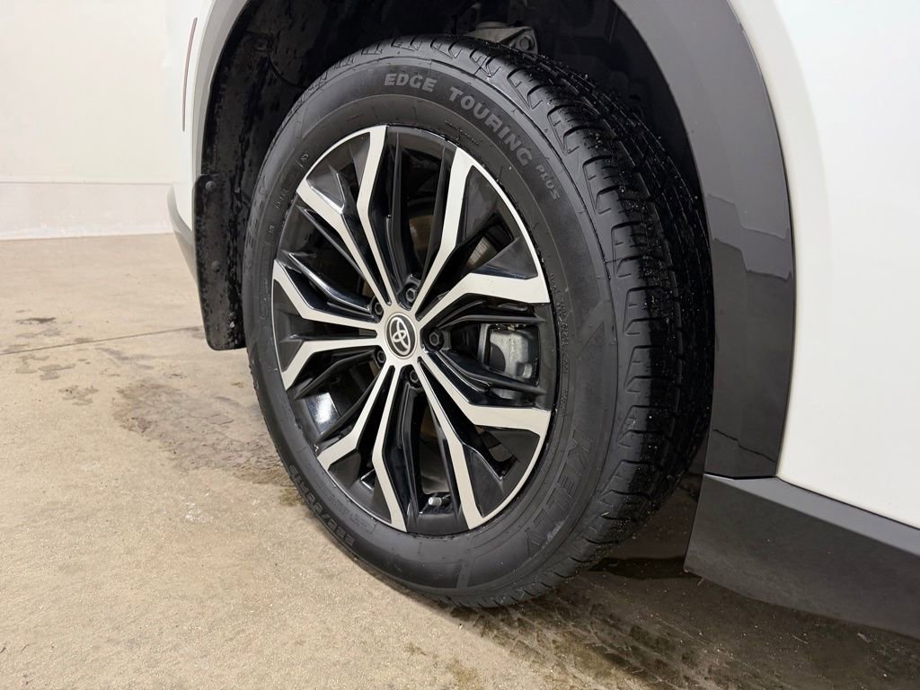 Used 2025 Toyota Crown Signia XLE image 12