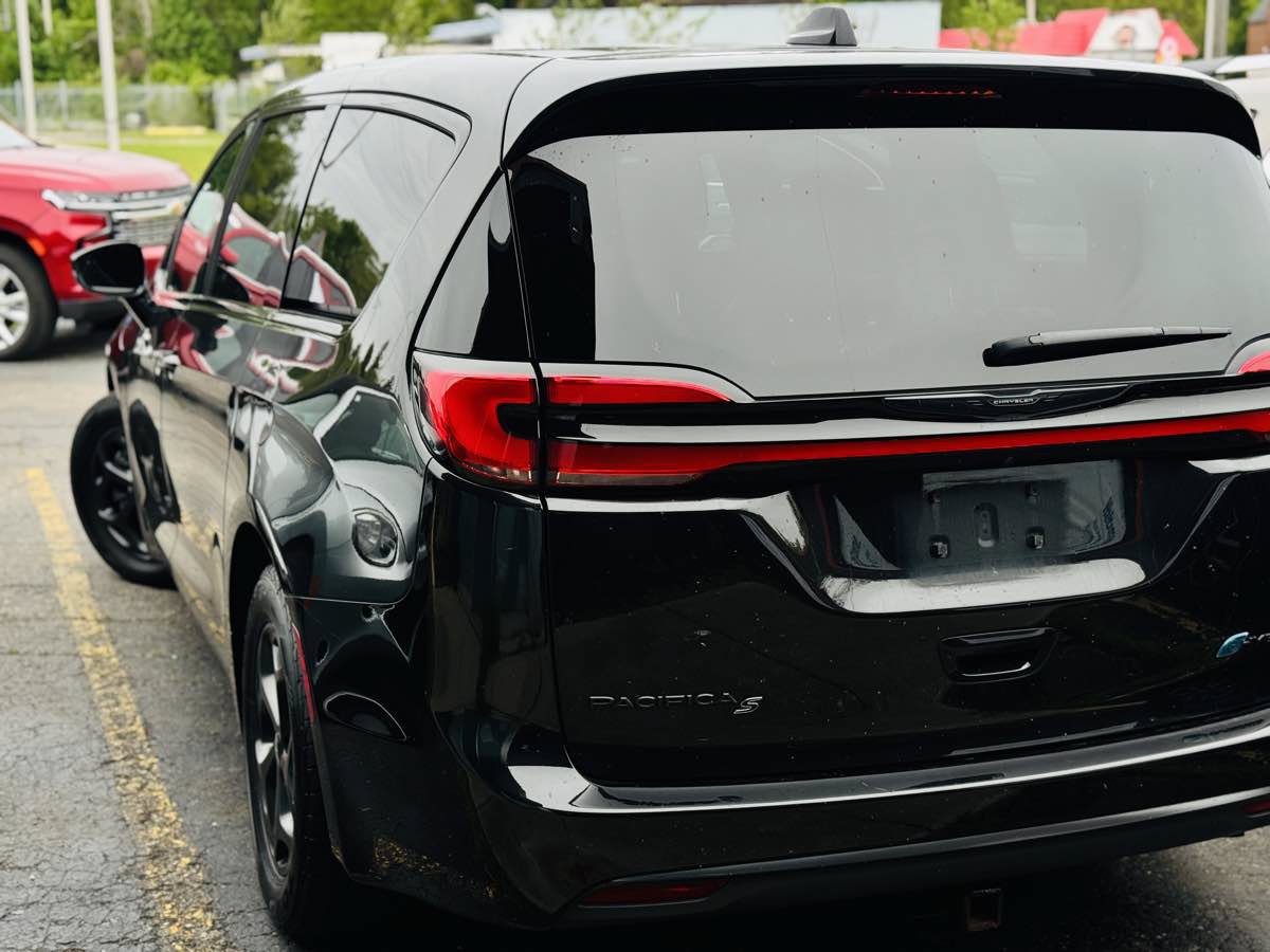 Used 2022 Chrysler Pacifica Touring-L w/ S Appearance Package FWD image 8