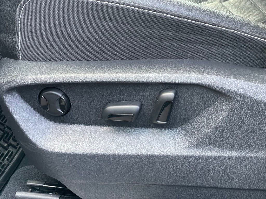 Certified 2025 Volkswagen Atlas SE w/ Black Wheel Package image 19