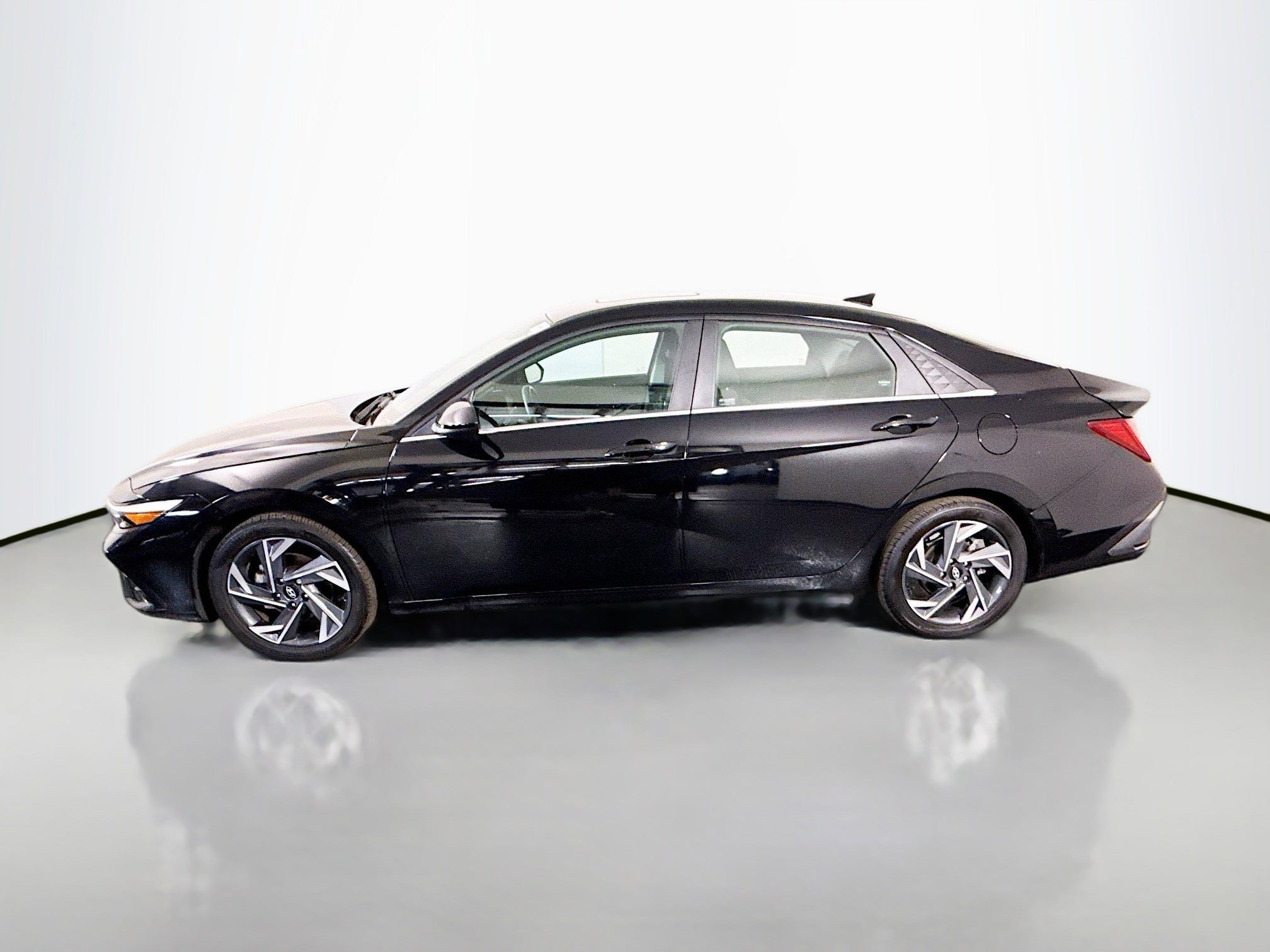 Used 2024 Hyundai Elantra SEL w/ Convenience Package image 6