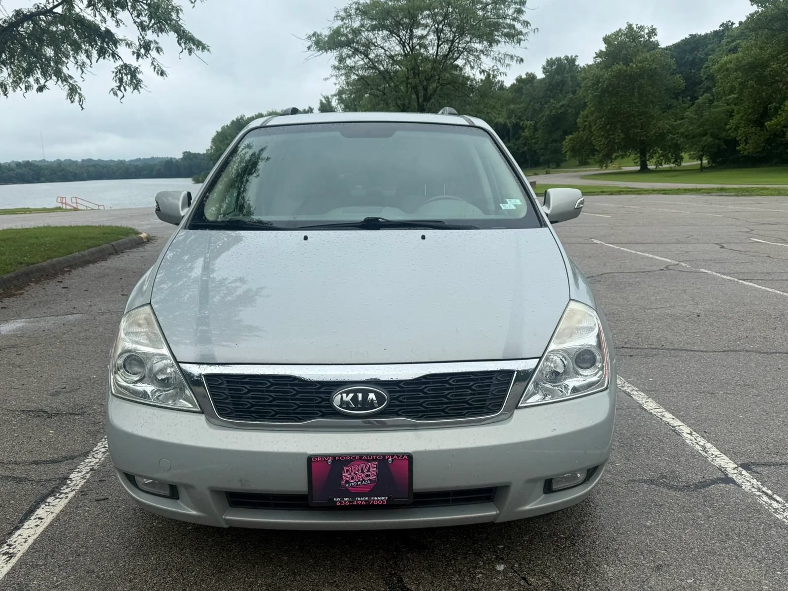 Used 2012 Kia Sedona EX w/ Luxury Pkg FWD image 2