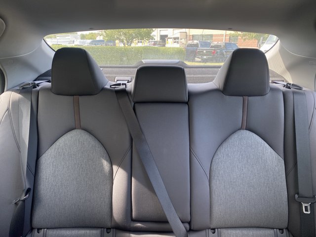 Used 2018 Toyota Camry LE FWD image 19