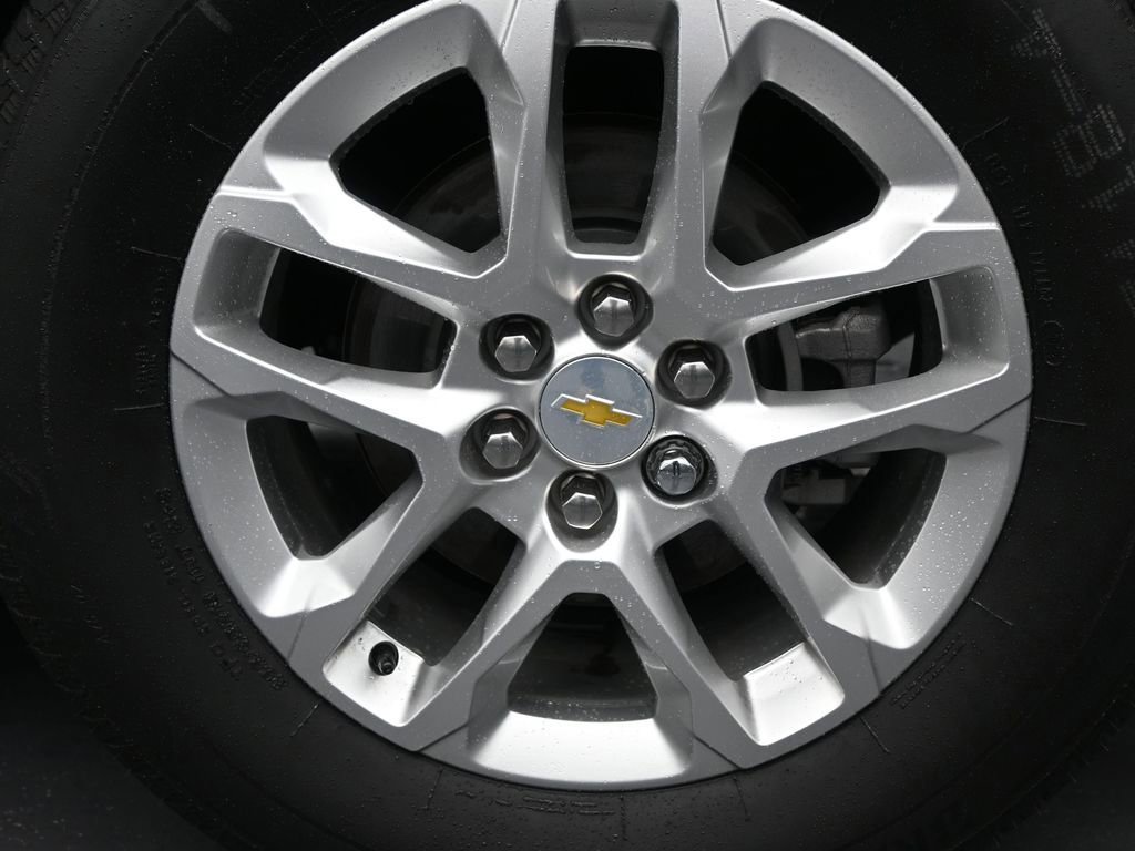 Used 2023 Chevrolet Traverse LS image 10