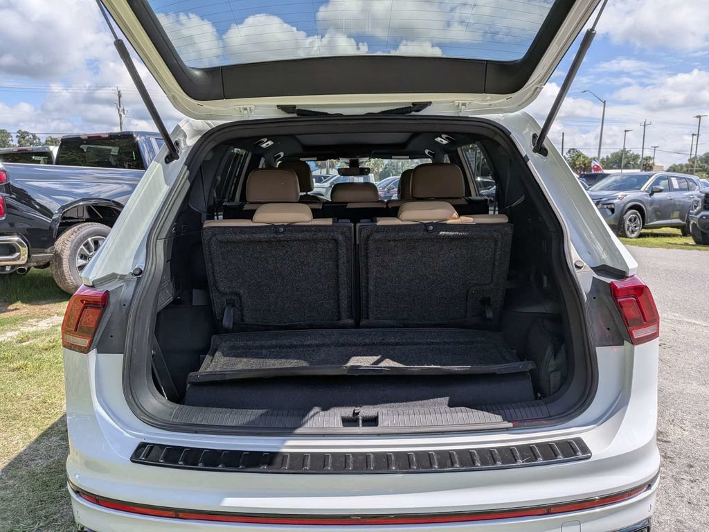 Used 2023 Volkswagen Tiguan SE R-Line FWD image 11