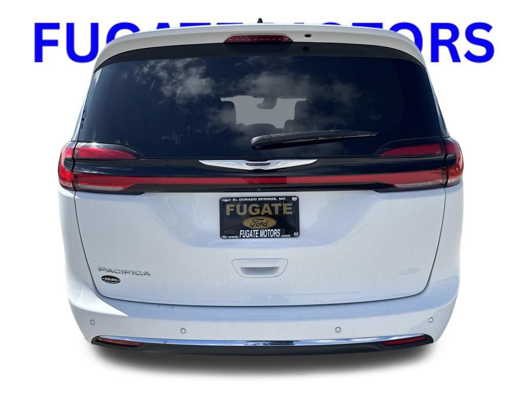 Used 2024 Chrysler Pacifica Touring-L FWD image 4