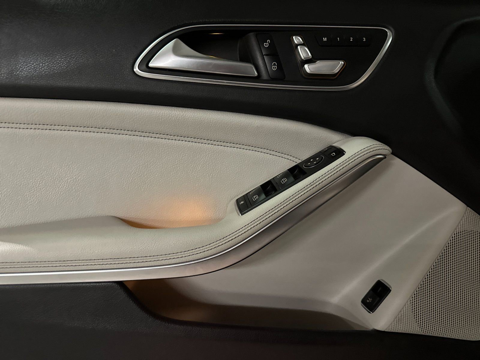 Used 2019 Mercedes-Benz GLA 250 4MATIC w/ Premium Package image 12