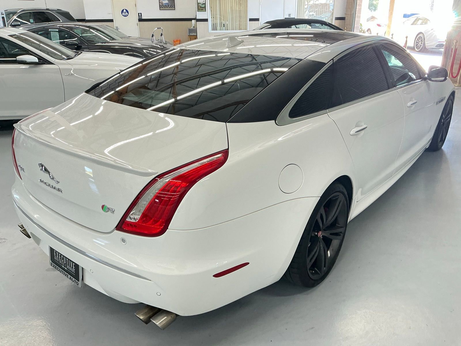 Used 2015 Jaguar XJ R LWB image 5