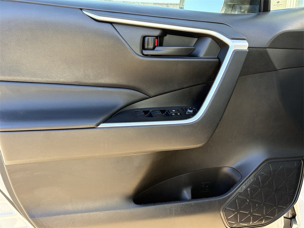Used 2022 Toyota RAV4 LE image 10