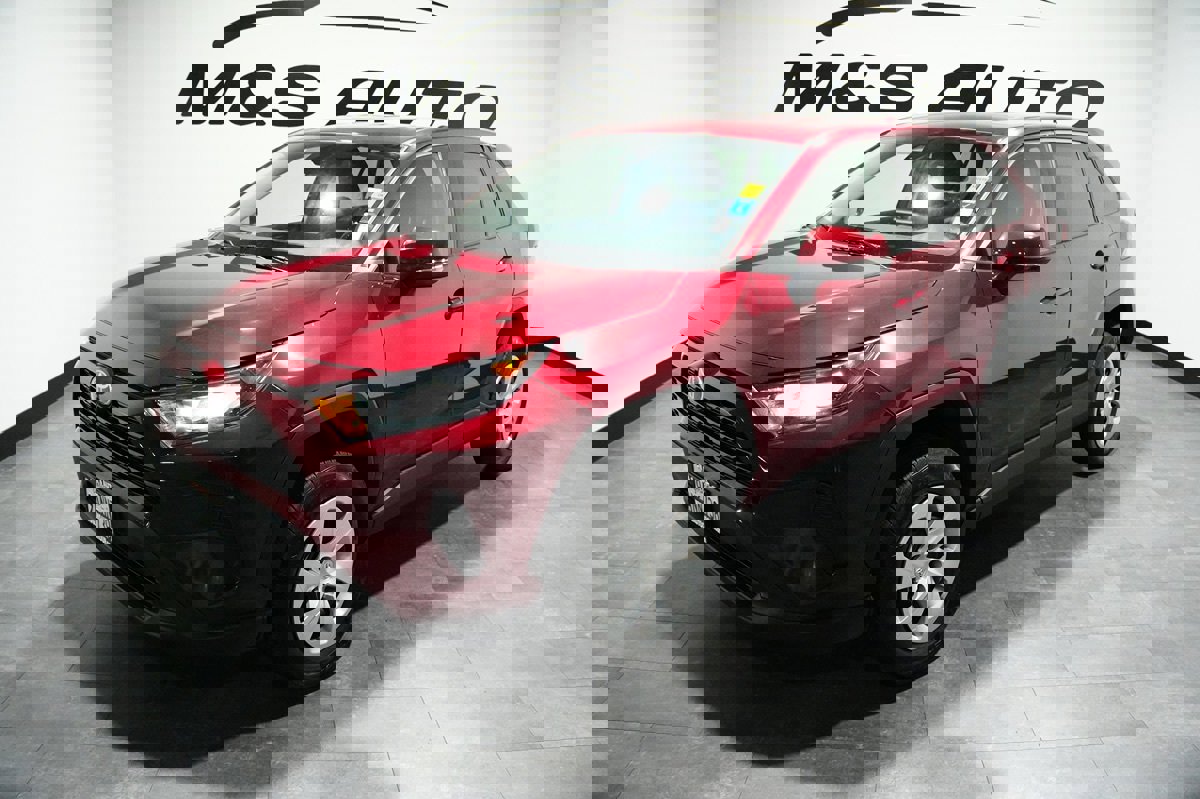 Used 2022 Toyota RAV4 LE image 2