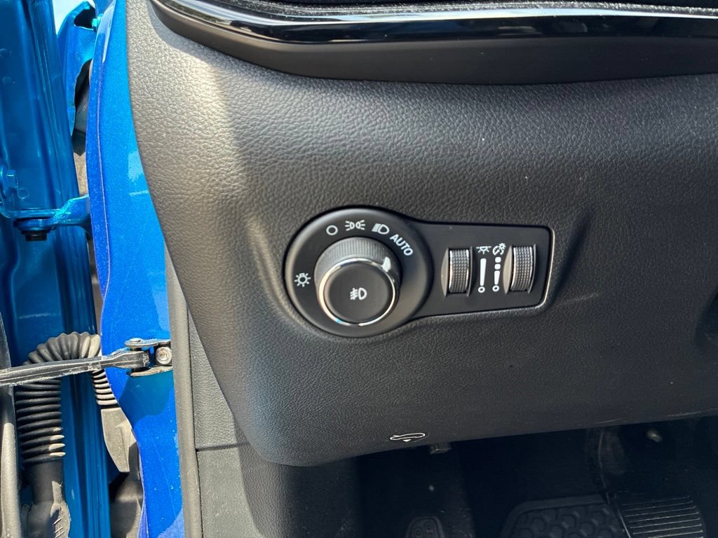 Used 2025 Jeep Compass Latitude w/ Convenience Group AWD/4WD image 14