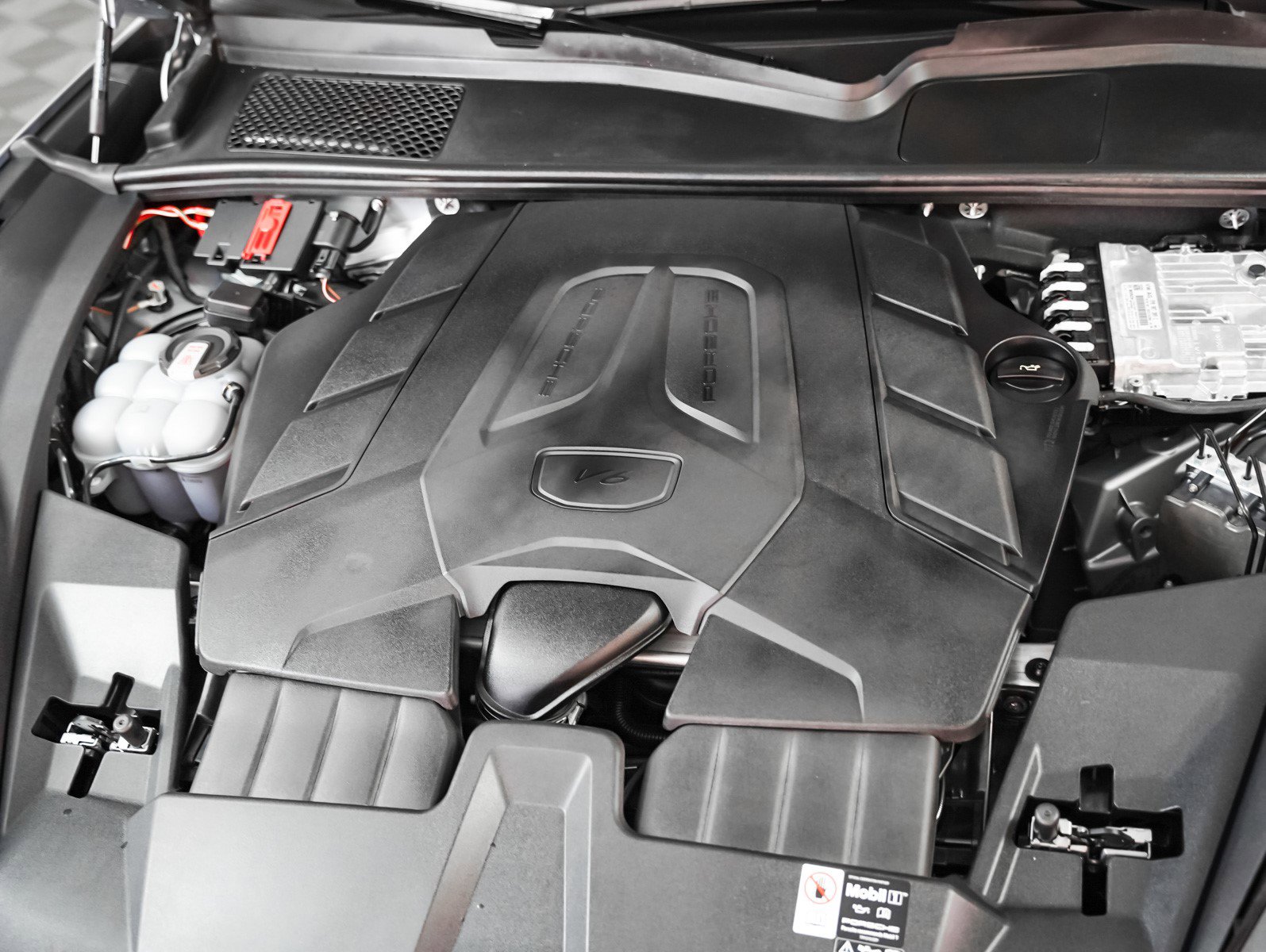 Used 2025 Porsche Cayenne Coupe image 12