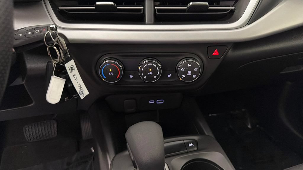 Certified 2024 Chevrolet Trax RS w/ Sunroof Package FWD image 22
